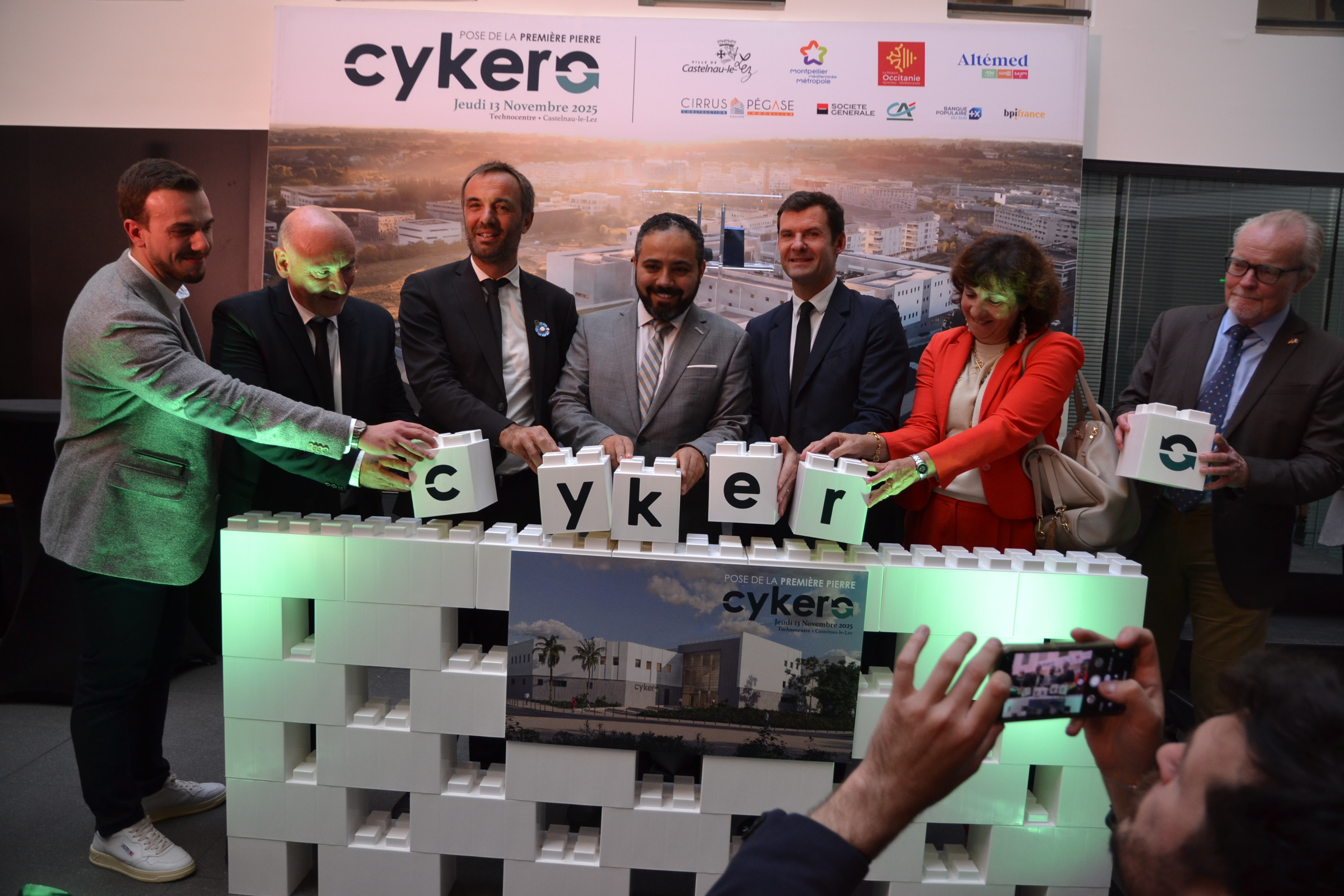 Cérémonie de pose de la première pierre du Technocentre CYKERO : les fondateurs et les représentants institutionnels alignés autour du socle symbolique, chacun tenant une pierre avant de la déposer, lors de l’événement officiel à Castelnau-le-Lez (Montpellier).