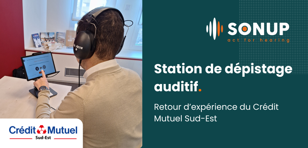 Une personne en train de passer un test auditif à l'aide d'un casque et d'une tablette avec la solution SONUP SoCiety.