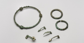 Torque, bracelets et fibules, Villeseneux (Marne), IIIe siècle avant notre ère.